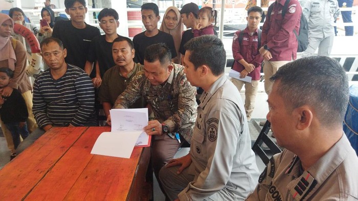 Bakamla RI Jemput 8 nelayan yang hanyut ke perairan Malaysia