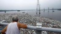 Banjir juga membuat sampah menumpuk di sungai-sungai.  