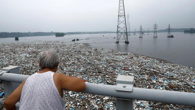 Dampak Topan Doksuri di Beijing, Sampah Numpuk-Jembatan Roboh