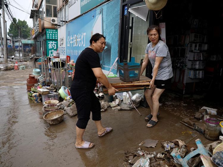 Banjir di Beijing Surut, Warga Bersih-bersih Toko