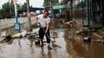 Banjir di Beijing Surut, Warga Bersih-bersih Toko
