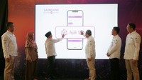 Direktur Operasi dan Digital PT Bank Muamalat Indonesia Tbk Wahyu Avianto (ketiga kanan) dan dua perwakilan nasabah menekan tombol virtual tanda diluncurkannya program Customer Get Customer di Muamalat Tower, Jakarta, Kamis (3/8). Momen ini turut disaksikan oleh Direktur Keuangan dan Strategi Bank Muamalat Suhendar (kedua kanan), Direktur Kepatuhan, Risiko dan Hukum Bank Muamalat Karno (kiri), dan SEVP Retail Banking Bank Muamalat Dedy Suryadi Dharmawan (kanan).  