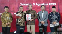 Anggota I BPK/Pimpinan Pemeriksaan Keuangan Negara I Nyoman Adhi Suryadnyana (kedua kiri) berbincang dengan Ketua KPU Hasyim Asyari (ketiga kiri) dan pejabat terkait berfoto bersama pada acara Penyerahan Buku Laporan Hasil Pemeriksaan BPK atas Laporan Keuangan KPU Tahun 2022.