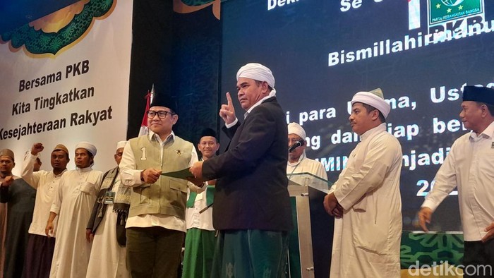 Cak Imin saat menerima hasil Itjima Ulama Sumut di Medan (Nizar Aldi/detikSumut)