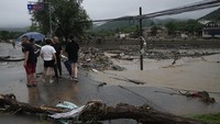 Badan Meteorologi Beijing menyatakan angka curah hujan itu tercatat sebagai curah hujan terberat dalam 140 tahun. AP/Andy Wong