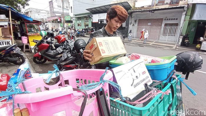 Deden salah seorang tukang kiridit di Tasikmalaya yang masih bertahan.