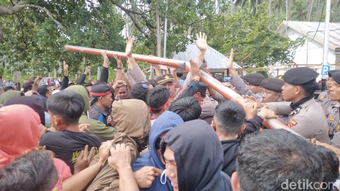 Demo penolakan aktivitas tambang di Bone Bolango berakhir ricuh.