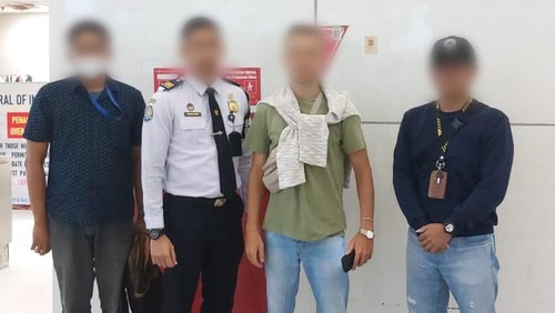 Imigrasi mendeportasi WNA yang menyalahi izin tinggal.