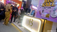 Beragam brand kecantikan, lokal maupun internasional, dihadirkan di acara ini. Tentu saja dengan beragam promo dan flash sale! Foto: Andhika Prasetia/detikHealth
