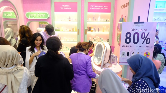 Jakarta X Beauty 2023 tak cuma menghadirkan sederet promo beauty product. Beragam promo perawatan tubuh juga ada, dari laser ketiak hingga pelangsing perut.