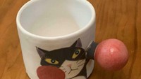 Seorang pecinta kucing ini terinspirasi dengan hewan peliharaannya. Sifat kucingnya yang usil dan jahil juga dituangkan seolah akan memukul orang yang meminum dengan cangkirnya. Foto: Bored Panda