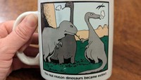 Lukisan kocak di cangkir ini memberikan alasan nyeleneh mengapa dinosaurus berakhir punah. Ada sekelompok dinosaurus yang konon hobi merokok. Foto: Bored Panda