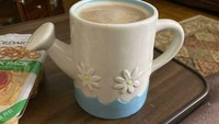 Terlalu menyukai berkebun, pemilik gelas ini menghadirkan perlengkapan berkebun di atas meja. Cangkir untuk minum kopi miliknya dibentuk mirip penyiram tanaman. Foto: Bored Panda