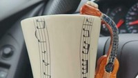 Hanya dengan melihat gelasnya saja kamu bisa menebak profesi pemiliknya. Seorang musisi memamerkan gelas dengan tangga nada yang unik. Foto: Bored Panda