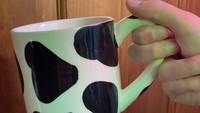 Ingin merasakan susu sapi yang segar membuat netizen ini berinovasi dengan bentuk cangkirnya. Warna dan bentuknya sengaja dibuat seperti kelenjar susu sapi. Foto: Bored Panda