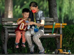 Dunia Hari Ini: China Batasi Penggunaan Smartphone untuk Anak dan Remaja