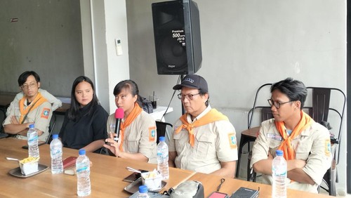 Empat pedayung kayak yang sudah tiba di Labuan Bajo bersama Dirut BPOLBF Shana Fatina memberi keterangan pers persiapan ekspedisi 