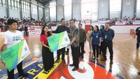 Ketua Persatuan Bola Basket Indonesia (Perbasi) Kota Tangerang Andri S Permana (tengah) bersama General Manager Umum PT Gajah Tunggal Tbk Ismail memberikan jaminan asuransi kesehatan kepada peserta saat membuka Perbasi Cup 2023 di Gelanggang Olahraga (GOR) Dimyati, Kota Tangerang, Banten, Kamis (3/8/23).
