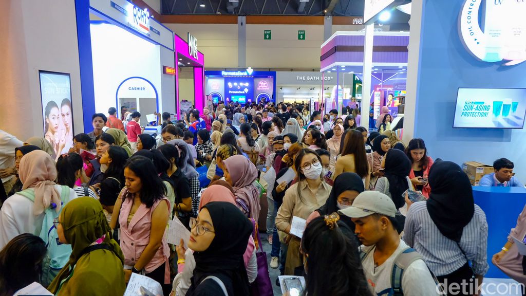Pengunjung menyerbu booth produk kecantikan di Jakarta X Beauty di JCC Senayan, Jakarta, Kamis (3/8/2023). Promo potongan harga serta flash sale yang ditawarkan tiap produk menjadi daya tarik tersendiri.