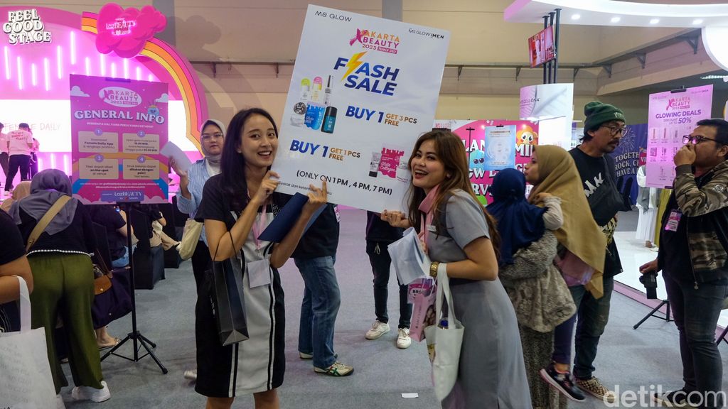 Pengunjung menyerbu booth produk kecantikan di Jakarta X Beauty di JCC Senayan, Jakarta, Kamis (3/8/2023). Promo potongan harga serta flash sale yang ditawarkan tiap produk menjadi daya tarik tersendiri.