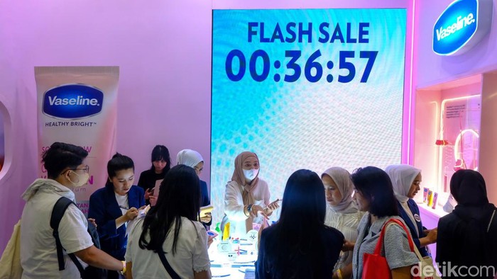 Pengunjung menyerbu booth produk kecantikan di Jakarta X Beauty di JCC Senayan, Jakarta, Kamis (3/8/2023). Promo potongan harga serta flash sale yang ditawarkan tiap produk menjadi daya tarik tersendiri.