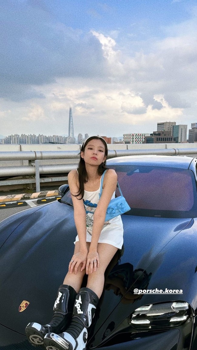 Jennie BLACKPINK memakai Velvet Halter Dress berwarna putih dari ERL seharga  $493 atau sekitar Rp 7,4 jutaan. Yang menarik gaun itu dipadukan dengan sport boots hitam-putih yang biasa dipakai untuk berkuda, balap motor, dan touring. Foto: dok. Instagram @jennierubyjane