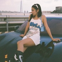 Penampilan Jennie BLACKPINK juga dilengkapi koleksi tas, topi, dan kacamata. Namun item yang paling mahal dari outfit-nya adalah koleksi cincin emas Chanel seharga $4,000 atau sekitar Rp 60,7 jutaan.    Foto: dok. Instagram @jennierubyjane