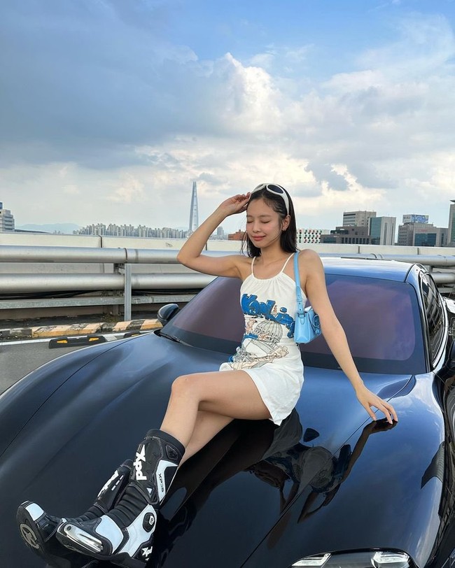 Jennie BLACKPINK menampilkan gaya seksinya saat naik mobil Porsche rancangan sendiri. Seperti diketahui Jennie BLACKPINK dan Porsche telah berkolaborasi untuk melahirkan “Taycan 4S Cross Turismo for Jennie Ruby Jane.” Foto: dok. Instagram @jennierubyjane