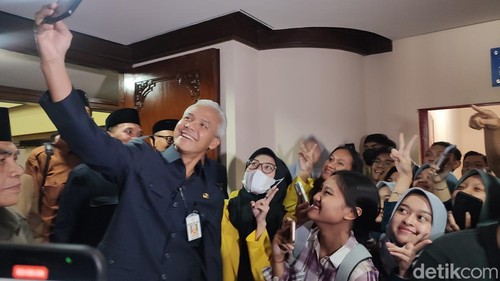 Gubernur Jawa Tengah Ganjar Pranowo usai menghadiri rapat paripurna DPRD Jateng di Semarang, Kamis (3/8/2023).