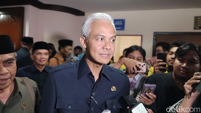 Gubernur Jawa Tengah Ganjar Pranowo usai menghadiri rapat paripurna DPRD Jateng di Semarang, Kamis (3/8/2023).