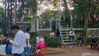 Rumah Merah Putih Ini Adalah Rumah Anak-anak Bangsa. Merah Putih Harga Mati, tulis salah satu spanduk tersebut. Foto: ahsan/detikhot
