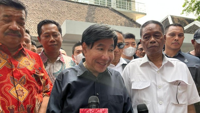 Guruh Soekarnoputra (tengah)-(Azhar/detikcom)