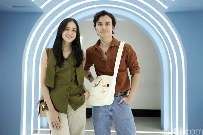 Hari Ini Akan Kita Ceritakan Nanti Jourdy Pranata dan Agla Artalidia, pemeran film Hari Ini Akan Kita Ceritakan Nanti saat berkunjung ke kantor detikcom.