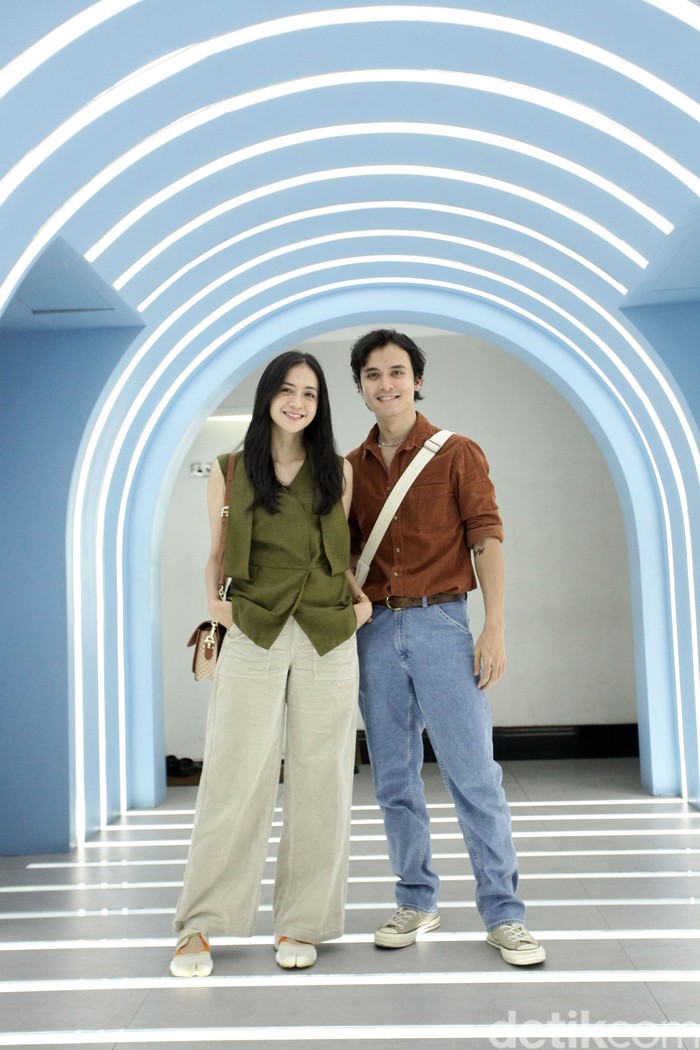 Jourdy Pranata dan Agla Artalidia, pemeran film Hari Ini Akan Kita Ceritakan Nanti saat berkunjung ke kantor detikcom.