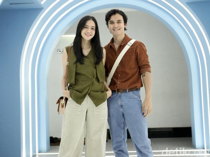 Jourdy Pranata dan Agla Artalidia, pemeran film Hari Ini Akan Kita Ceritakan Nanti saat berkunjung ke kantor detikcom.