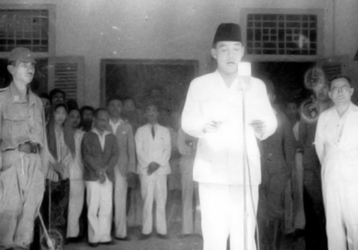 Ilustrasi pembacaan teks proklamasi kemerdekaan Indonesia