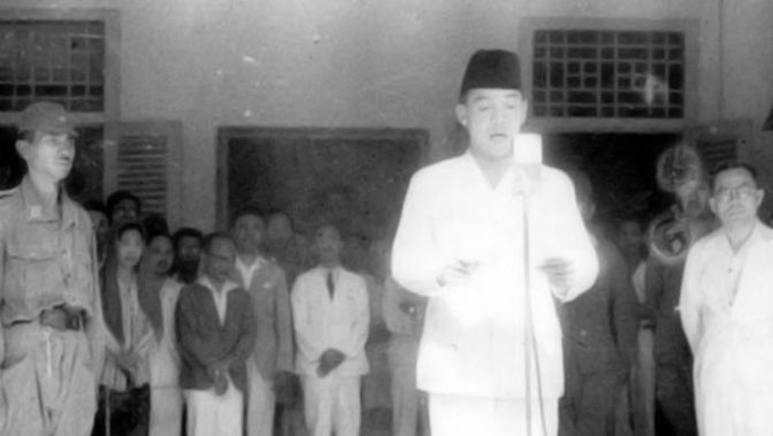 Ilustrasi pembacaan teks proklamasi kemerdekaan Indonesia