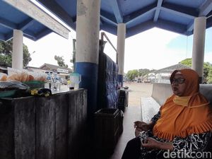 Perjuangan Imah Jual Gorengan di Terminal Pangandaran Agar 5 Anak Sekolah