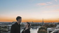 Ini salah satu momen romantis pengusaha muda itu dan Nikita Willy, saat mereka hendak menikmati makan malam di restoran dengan pemandangan menara Eiffel. Foto: Instagram @nikitawillyofficial94 / @indpriw
