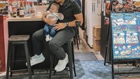 Ketika di Kyoto, Jepang, penerus perusahaan Blue Bird ini sempat makan di sebuah restoran kecil. Sambil makan, Indra juga menjaga anaknya. Foto: Instagram @nikitawillyofficial94 / @indpriw