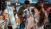 Kali ini mantan Komisaris Utama perusahaan Blue Bird itu sedang berpose dengan sang anak di depan toko es krim di Jepang. Foto: Instagram @nikitawillyofficial94 / @indpriw