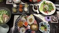 Indra Djokosoetono dan Nikita Willy juga sempat menyambangi restoran otentik Jepang. Mereka memesan aneka sashimi segar. Foto: Instagram @nikitawillyofficial94 / @indpriw