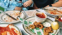 Indra Priawan dikenal sebagai sosok suami idaman. Indra kerap membantu menjaga baby Issa, bahkan ketika mereka sedang makan di restoran seperti ini. Foto: Instagram @nikitawillyofficial94 / @indpriw