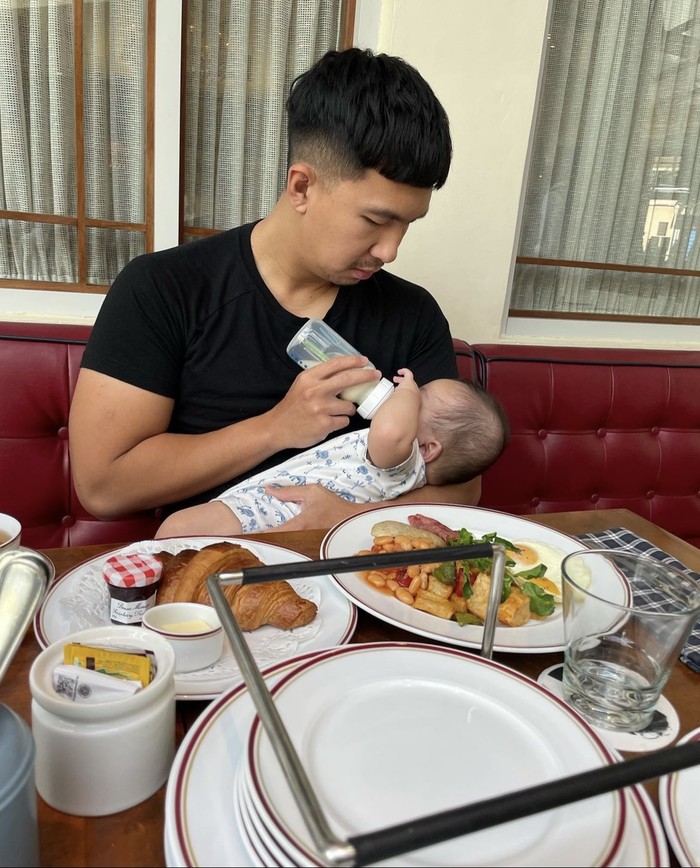 Indra Priawan Hobi Ajak Nikita Willy dan Baby Izz Kulineran di Luar Negeri Indra Priawan Hobi Ajak Nikita Willy dan Baby Izz Kulineran di Luar Negeri