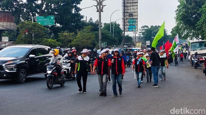 Iring-iringan Buru Longmarch menuju Jakarta Saat Melintasi Jalanan Kota Cimahi