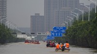 Hujan deras yang mengguyur Beijing, China dan sekitarnya sejak Sabtu (29/7/2023) menyebabkan banjir di wilayah tersebut. Area-area pinggiran Beijing dilanda hujan lebat, dengan beberapa kota mencatat hujan paling deras dalam beberapa tahun terakhir.  