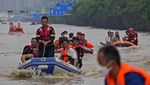 Jalan Tol di China Berubah Jadi Sungai Imbas Topan Doksuri