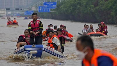 Jalan Tol di China Berubah Jadi Sungai Imbas Topan Doksuri