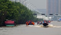 Banjir di Beijing menghancurkan jalan, menumbangkan pohon hingga mematikan listrik.  