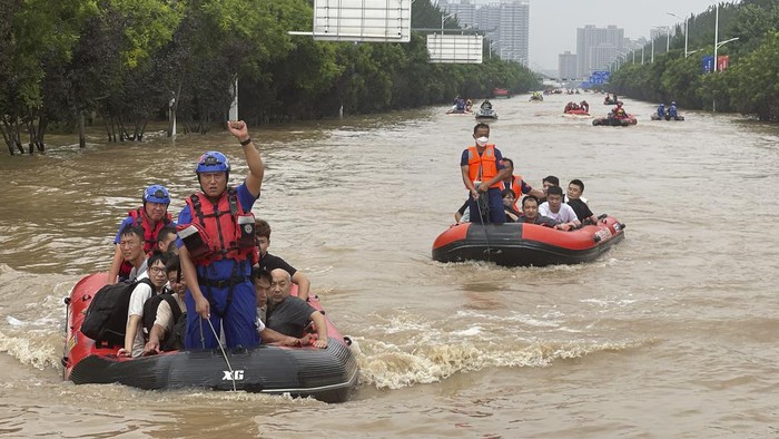 Rescuers using rubber boats evacuate trapped residents as a truck, left, is seen submerged by floodwaters in Zhuozhou in northern Chinas Hebei province, south of Beijing, Wednesday, Aug. 2, 2023. Chinas capital has recorded its heaviest rainfall in at least 140 years over the past few days. Among the hardest hit areas is Zhuozhou, a small city that borders Beijings southwest. (AP Photo/Andy Wong)